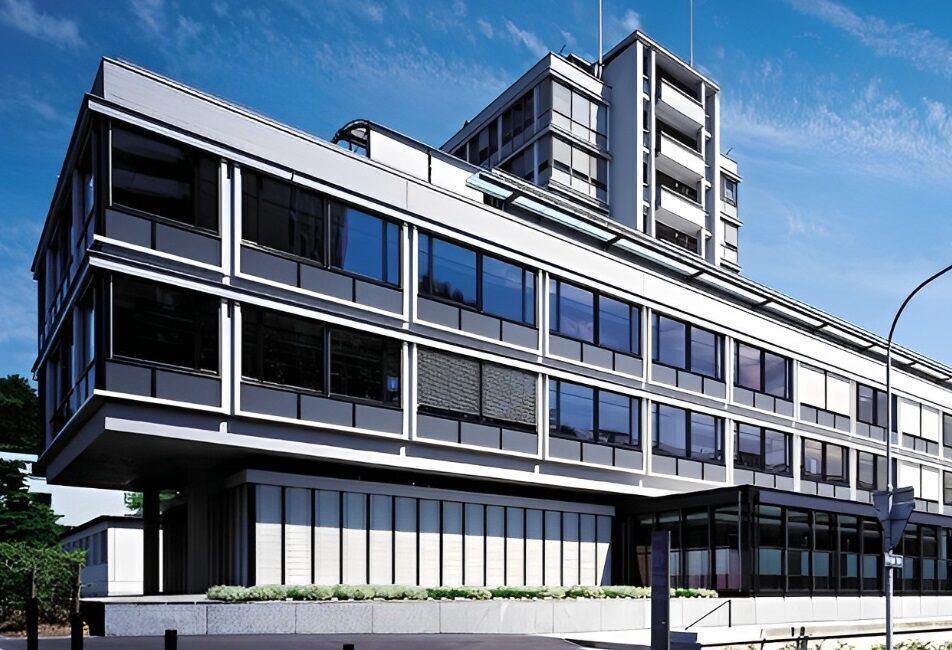 Dr. Dr. Nenad Lukic ist Leitender Arzt der Klinik für Kaufunktionsstörungen und Dentale Material­wissen­schaften am Zentrum für Zahnmedizin der Universität Zürich und leitet dort die Abteilung für interdisziplinäre orofaziale Schmerzen.