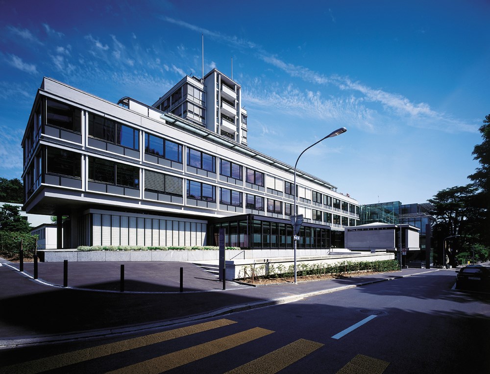 Dr. Dr. Nenad Lukic ist Leitender Arzt der Klinik für Kaufunktionsstörungen und Dentale Material­wissen­schaften am Zentrum für Zahnmedizin der Universität Zürich und leitet dort die Abteilung für interdisziplinäre orofaziale Schmerzen.